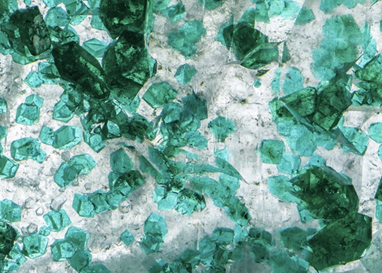 Диоптаз на поверхности кристалла кварца