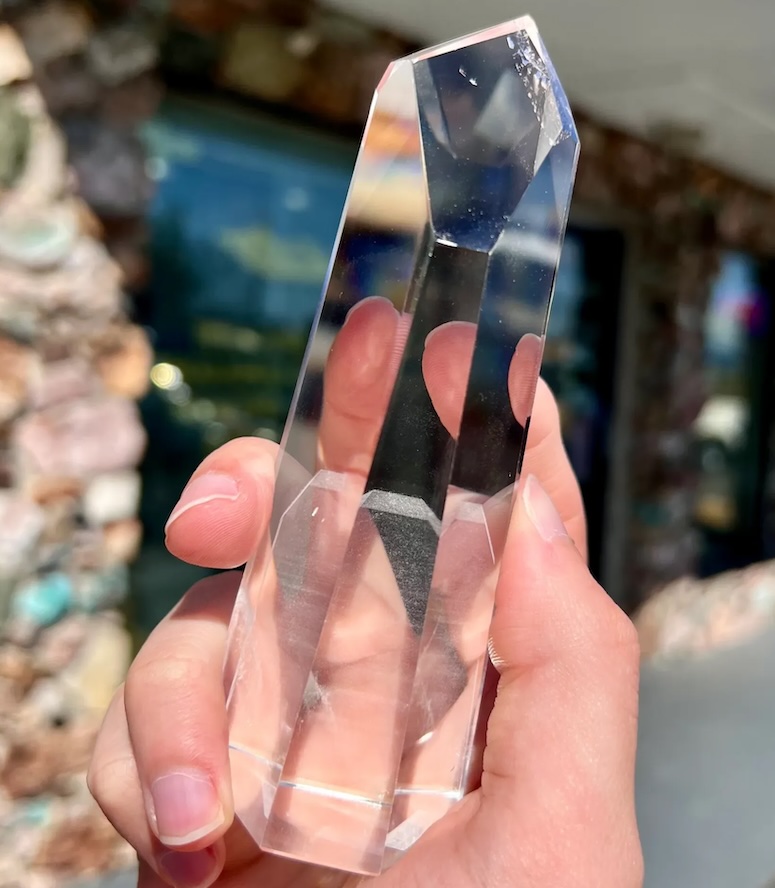 Прозрачный кристалл кварца