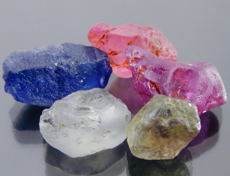 Разные цвета кристаллов сапфира на год дракона