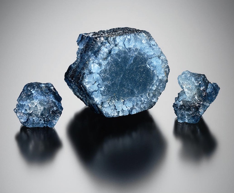 Уникальные кристаллы синего берилла из Пакистана